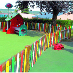 clôture colorée aire de jeux